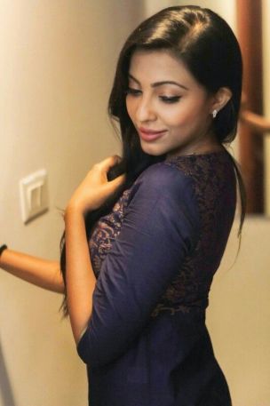 Pooja Busty Model